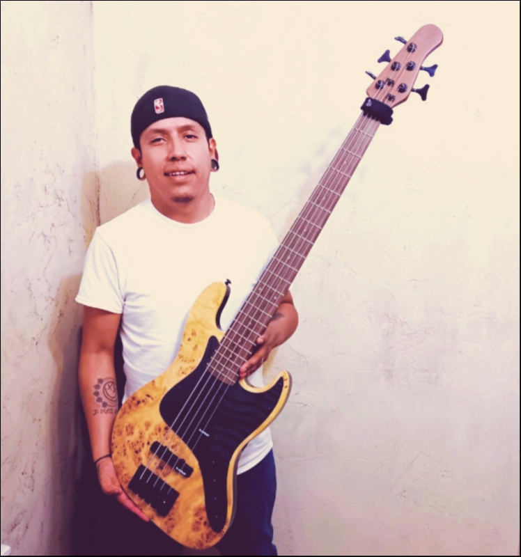 open photo of My beautiful Michael Kelly 5r Custom collection Bass in a popup
